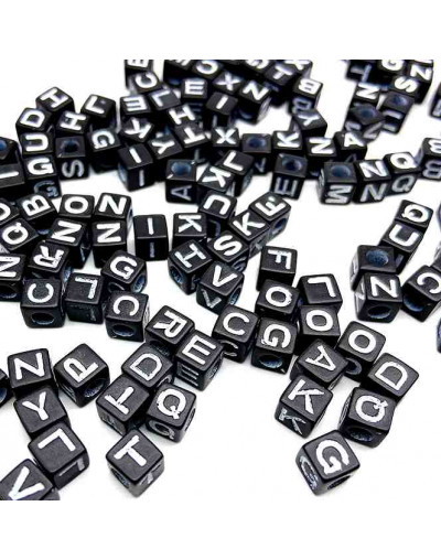 Letra blanca. Cubo negro. 6 milímetros lado. 3 milímetros perforación. 100 uds aproximado. Letra blanca. Cubo negro. 6 milímetros lado. 3 milímetros perforación. 100 uds aproximado.