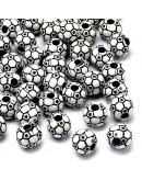 Deportes: Football. Color blanco/negro. 12 milímetros diámetro. 4 mm perforación. 20 unidades.