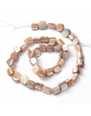 Concha de mar. Rectangular. Naranja suave. 8x8 milímetros. 1 mm perforación. 40 uds hilo (aprox.).