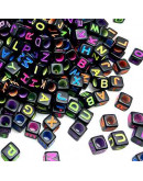 Letra varios colores. Cubo negro. 6 milímetros lado. 3 mm perforación. 100 uds aproximado.