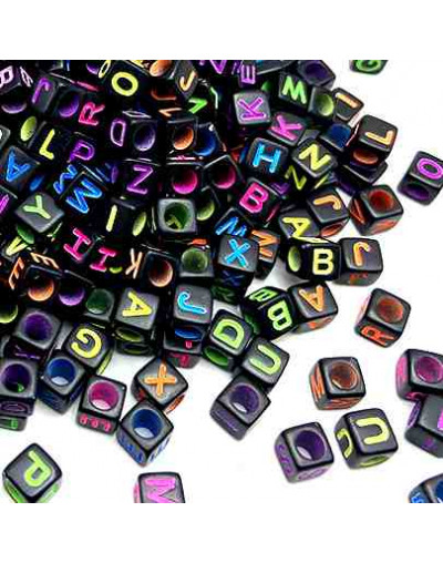 Letra varios colores. Cubo negro. 6 milímetros lado. 3 mm perforación. 100 uds aproximado.