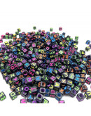 Letra varios colores. Cubo negro. 6 milímetros lado. 3 mm perforación. 100 uds aproximado.