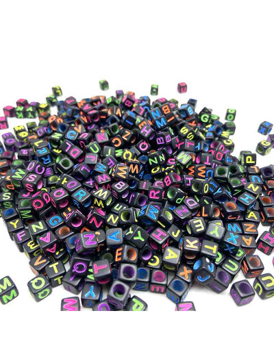 Letra varios colores. Cubo negro. 6 milímetros lado. 3 mm perforación. 100 uds aproximado.