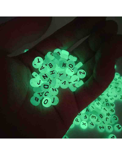 Letra negra. Moneda fluorescente. 7 milímetros diámetro. 1,5 mm perforación. 100 uds aproximado.