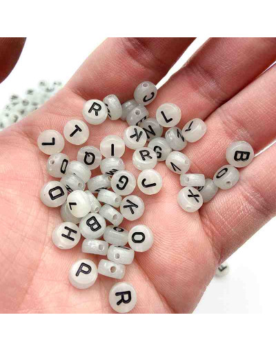 Letra negra. Moneda fluorescente. 7 milímetros diámetro. 1,5 mm perforación. 100 uds aproximado.