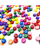 Letra blanca. Moneda varios colores. 7 milímetros diámetro. 1,5 mm perforación. 100 uds aproximado.