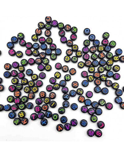 Letra varios colores. Moneda negra. 7 milímetros diámetro. 1,5 mm perforación. 100 uds aproximado.