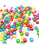 Letra blanca. Moneda transparente multicolor. 7 mm diámetro. 1,5 mm perforación. 100 uds aproximado.