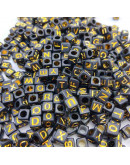 Letra dorada. Cubo negro. 6 milímetros lado. 3 mm perforación. 100 unidades aproximado.