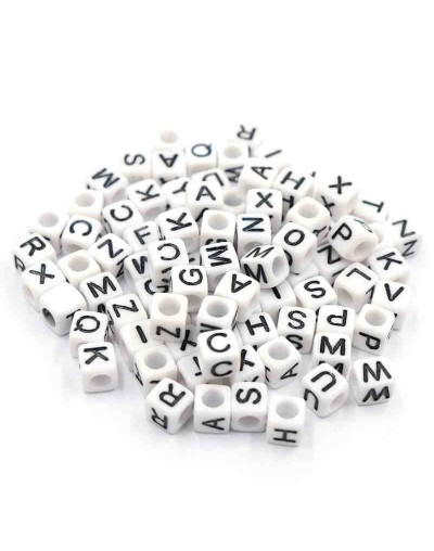 Letra negra. Cubo blanco. 6 milímetros lado. 3 milímetros perforación. 100 uds aproximado.