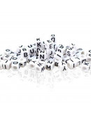 Letra negra. Cubo blanco. 6 milímetros lado. 3 milímetros perforación. 100 uds aproximado.