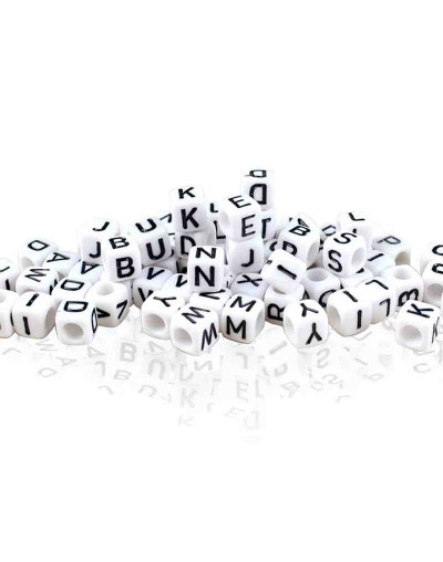 Letra negra. Cubo blanco. 6 milímetros lado. 3 milímetros perforación. 100 uds aproximado.