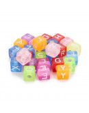 Letra blanca. Cubo varios colores. 6 milímetros lado. 3 mm perforación. 100 uds aproximado.