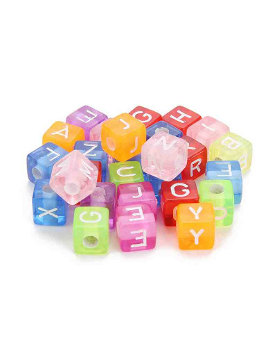 Letra blanca. Cubo varios colores. 6 milímetros lado. 3 mm perforación. 100 uds aproximado.