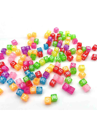 Letra blanca. Cubo varios colores. 6 milímetros lado. 3 mm perforación. 100 uds aproximado.