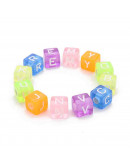 Letra blanca. Cubo varios colores. 6 milímetros lado. 3 mm perforación. 100 uds aproximado.