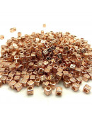 Letra color cobre. Cubo color cobre. 6 milímetros lado. 3 mm perforación. 100 unidades aproximado.