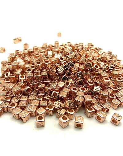 Letra color cobre. Cubo color cobre. 6 milímetros lado. 3 mm perforación. 100 unidades aproximado.