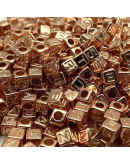 Letra color cobre. Cubo color cobre. 6 milímetros lado. 3 mm perforación. 100 unidades aproximado.