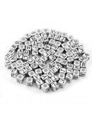 Letra negra. Cubo color plata. 6 milímetros lado. 3 mm perforación. 100 uds aproximado.