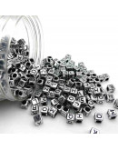 Letra negra. Cubo color plata. 6 milímetros lado. 3 mm perforación. 100 uds aproximado.