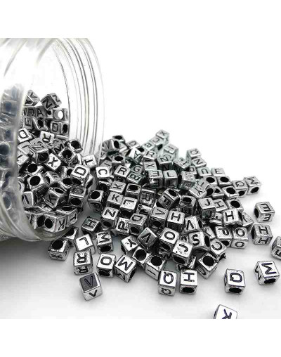 Letra negra. Cubo color plata. 6 milímetros lado. 3 mm perforación. 100 uds aproximado.