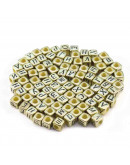 Letra negra. Cubo dorado. 6 milímetros lado. 3 mm perforación. 100 unidades aproximado.