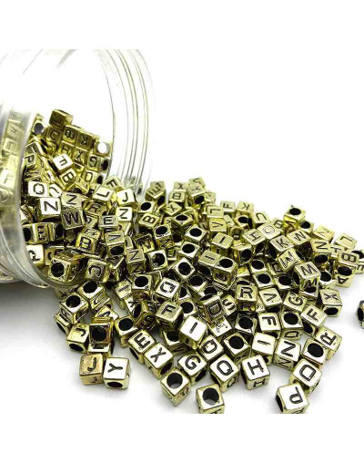 Letra negra. Cubo dorado. 6 milímetros lado. 3 mm perforación. 100 unidades aproximado.