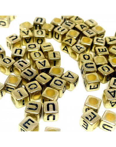 Letra negra (vocales). Cubo dorado. 6 milímetros lado. 3 mm perforación. 100 unidades aproximado.