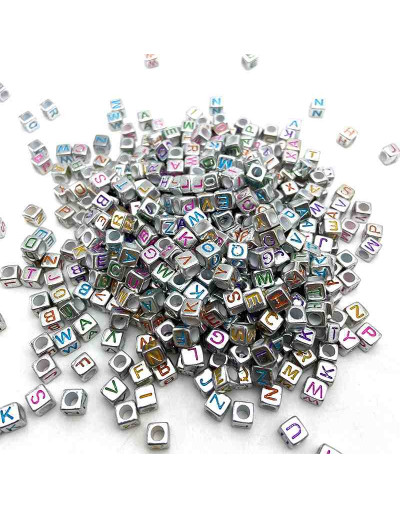 Letra varios colores. Cubo color plata. 6 milímetros lado. 1,5 mm perforación. 100 uds aproximado.