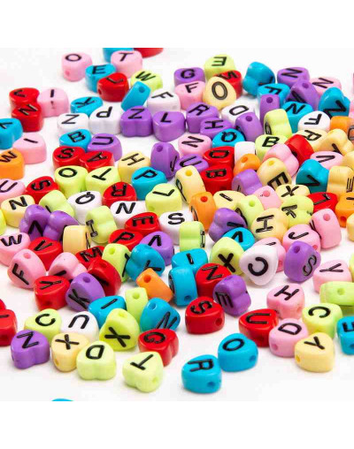Letra negra. Corazón varios colores. 7 milímetros lado. 1,5 mm perforación. 100 unidade aproximado.