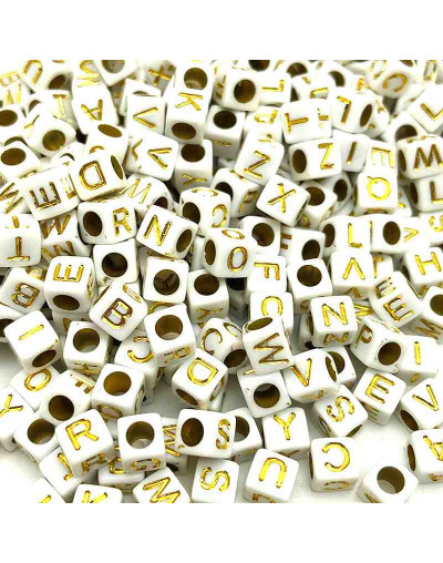 Letra dorada. Cubo blanco. 6 milímetros lado. 3 mm perforación. 100 uds aproximado.