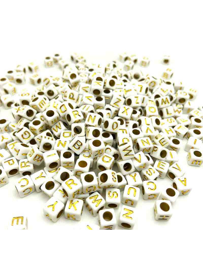 Letra dorada. Cubo blanco. 6 milímetros lado. 3 mm perforación. 100 uds aproximado.
