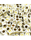 Letra dorada. Cubo blanco. 6 milímetros lado. 3 mm perforación. 100 uds aproximado.
