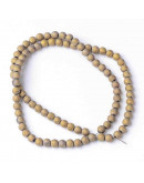 Esfera electroplateada. 08 mm diámetro. Dorado escarchado. 1,5 mm perforación. 72 uds hilo (aprox).