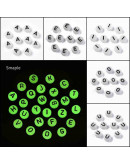 Letra negra. Vocales. Moneda fluorescente. 7 milímetros diámetro. 1,5 mm perforación. 100 uds aprox.