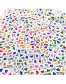 Corazón varios colores. Cubo blanco. 6 milímetros lado. 3 mm perforación. 100 uds aproximado.