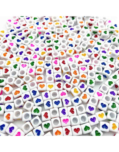 Corazón varios colores. Cubo blanco. 6 milímetros lado. 3 mm perforación. 100 uds aproximado.