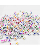 Corazón varios colores. Cubo blanco. 6 milímetros lado. 3 mm perforación. 100 uds aproximado.
