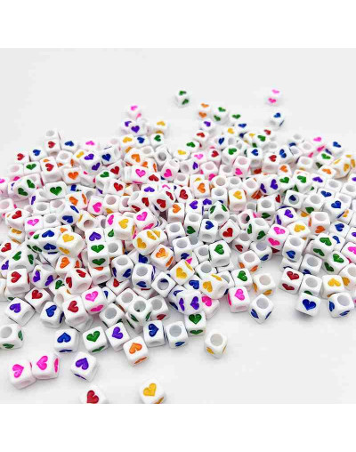 Corazón varios colores. Cubo blanco. 6 milímetros lado. 3 mm perforación. 100 uds aproximado.