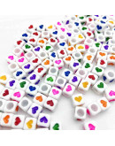 Corazón varios colores. Cubo blanco. 6 milímetros lado. 3 mm perforación. 100 uds aproximado.