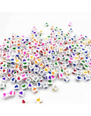 Corazón varios colores. Cubo blanco. 6 milímetros lado. 3 mm perforación. 100 uds aproximado.