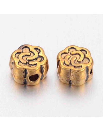 Flor. Aleación de cobre. Color oro antiguo. 4,5x3 milímetros. 1 mm perforación. 20 unidades