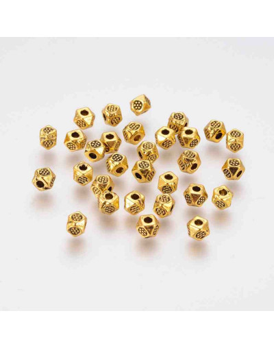 Polígono. Aleación de cobre. Color dorado. 4 milímetros lado. 1 mm perforación. 40 unidades.