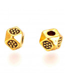 Polígono. Aleación de cobre. Color dorado. 4 milímetros lado. 1 mm perforación. 40 unidades.