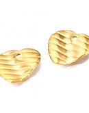 Corazón Twist. Acero inoxidable. Color dorado. 12x13x1,5 milímetros. 1,4 mm perforación. 2 unidades. Corazón Twist. Acero inoxidable. Color dorado. 12x13x1,5 milímetros. 1,4 mm perforación. 2 unidades.