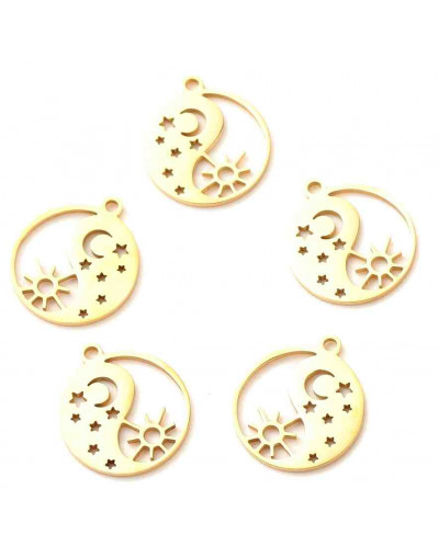 Sol+Luna+Estrellas. Acero inoxidable. Color dorado. 17x15x1 milímetros. 1,5 mm perforación. 1unidad.