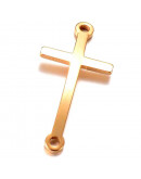 Cruz. Acero inoxidable. Color dorado. 24,5x11,5x1 milímetros. 1,5 mm perforación. 1 unidad.
