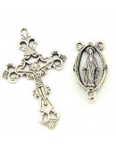 Set para rosario. Aleación plateda. Cruz: 43x26 mm. Enlace: 25x13 mm. 2 mm perforación. 1 Set.