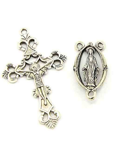 Set para rosario. Aleación plateda. Cruz: 43x26 mm. Enlace: 25x13 mm. 2 mm perforación. 1 Set.